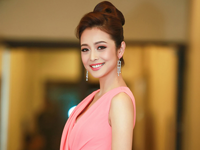 Jennifer Phạm thay 3 váy trong show diễn